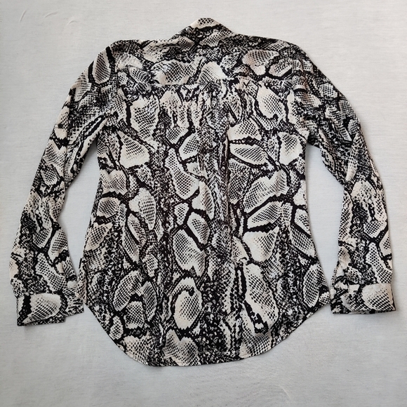 VIOLET & Claire Women's Button Down Shirt Size Medium Snakeskin Blouse - Picture 2 of 11
